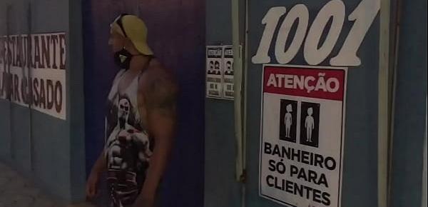  Fã de ex BBB paga boquete no banheiro público masculino ele gozou na boca dela e ela ainda agradeceu